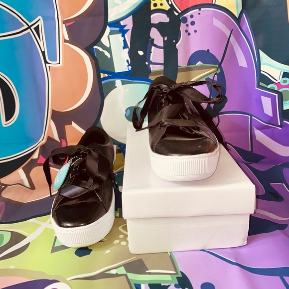 Black and White Puma shoes - Picture 3 of 4